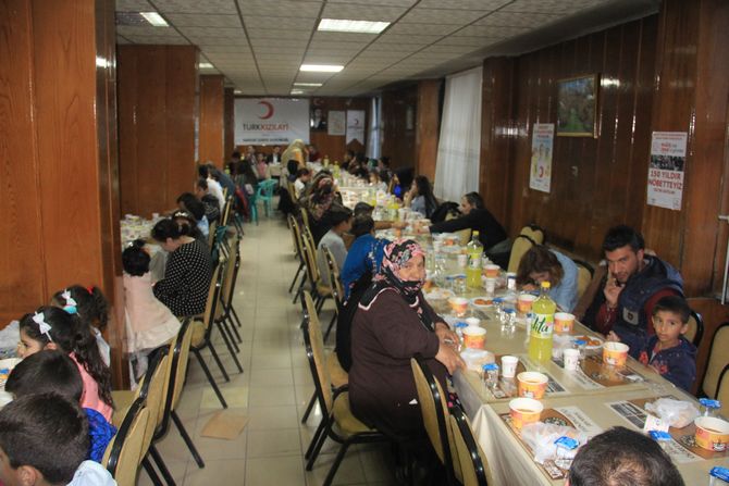 kizilay-iftar-yemegi-1.jpg