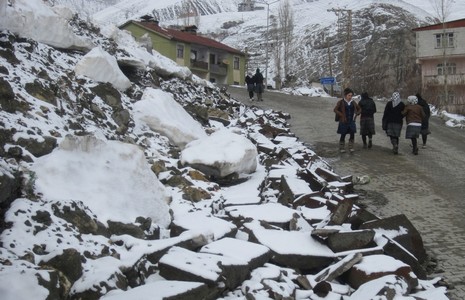 mezarlik-duvari-1.jpg mezarlik-duvari-1.jpg