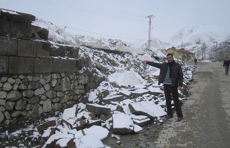 mezarlik-duvari-2.jpg mezarlik-duvari-2.jpg