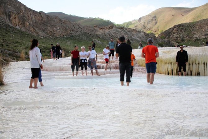pamukkale-degil-baskale-travertenleri.jpg