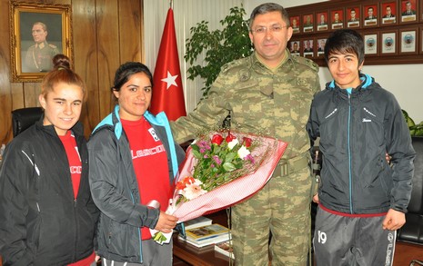 pasa-hakkari-bayan-futbol-takimini-makaminda-kabul-etti-1.jpg