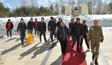 pasa-hakkari-bayan-futbol-takimini-makaminda-kabul-etti-2.jpg