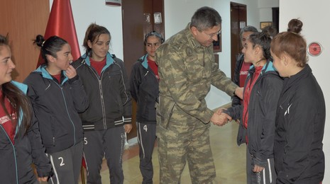 pasa-hakkari-bayan-futbol-takimini-makaminda-kabul-etti-3.jpg