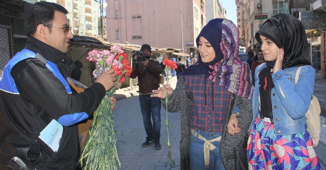 polis-haftasi-karanfil-dagitimi-m.jpg