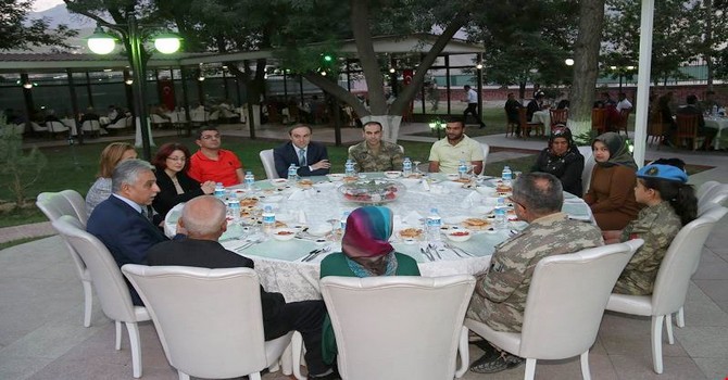 sehit-ailelere-iftar-yemegi-verildi-1.jpg