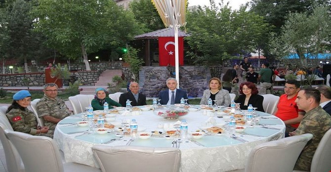 sehit-ailelere-iftar-yemegi-verildi-m.jpg