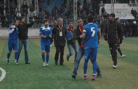 siirt-kurtalapspor-yoneticisi-hakeme-saldirdi-3.jpg