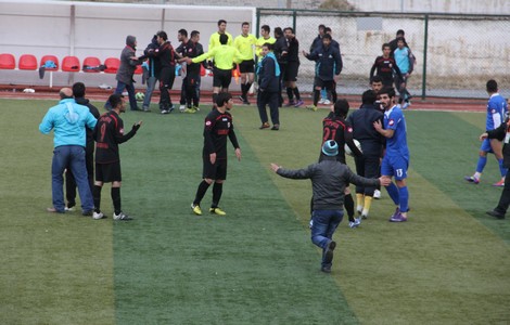 siirt-kurtalapspor-yoneticisi-hakeme-saldirdi-5.jpg