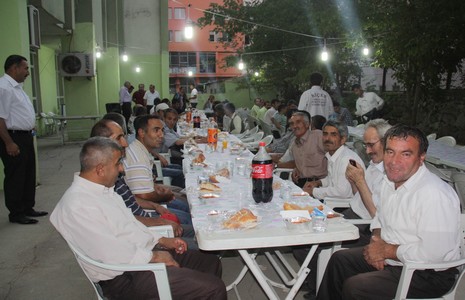 temizlik-iscilerine-iftar-yemegi-2.jpg