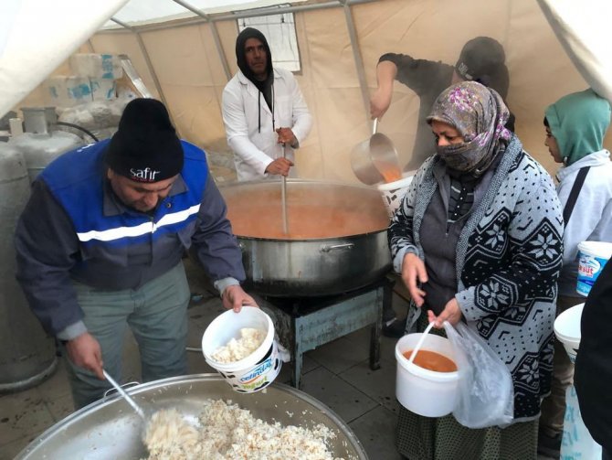 tobbden-depremzedelere-sicak-yemek-hizmeti.jpg