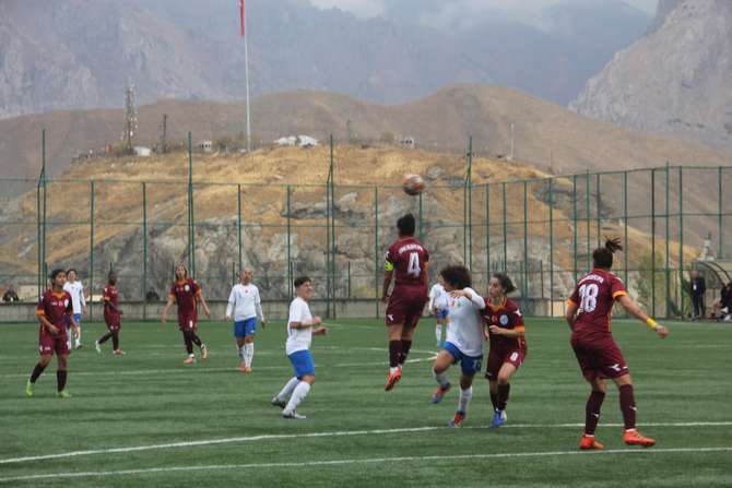 turkiye-futbol-federasyonu-(tff)-kadinlar-1.ligde-mucadele-eden-hakkarigucu-kadin-futbol-takimi-ligin-ilk-macinda-konuk-ettigi-izmir-konak-belediye-spor’u-2-1-yendi..jpg