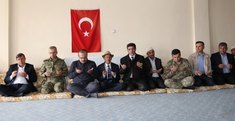 vali-canbolat-taziye-ziyaretinde-3.jpg