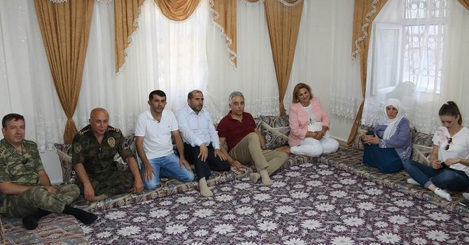 vali-toprak-sehit-ailelerini-ziyaret-m.jpg