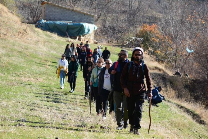 yuksekovali-dagcilardan-nehri-koyune-kultur-turu.jpg